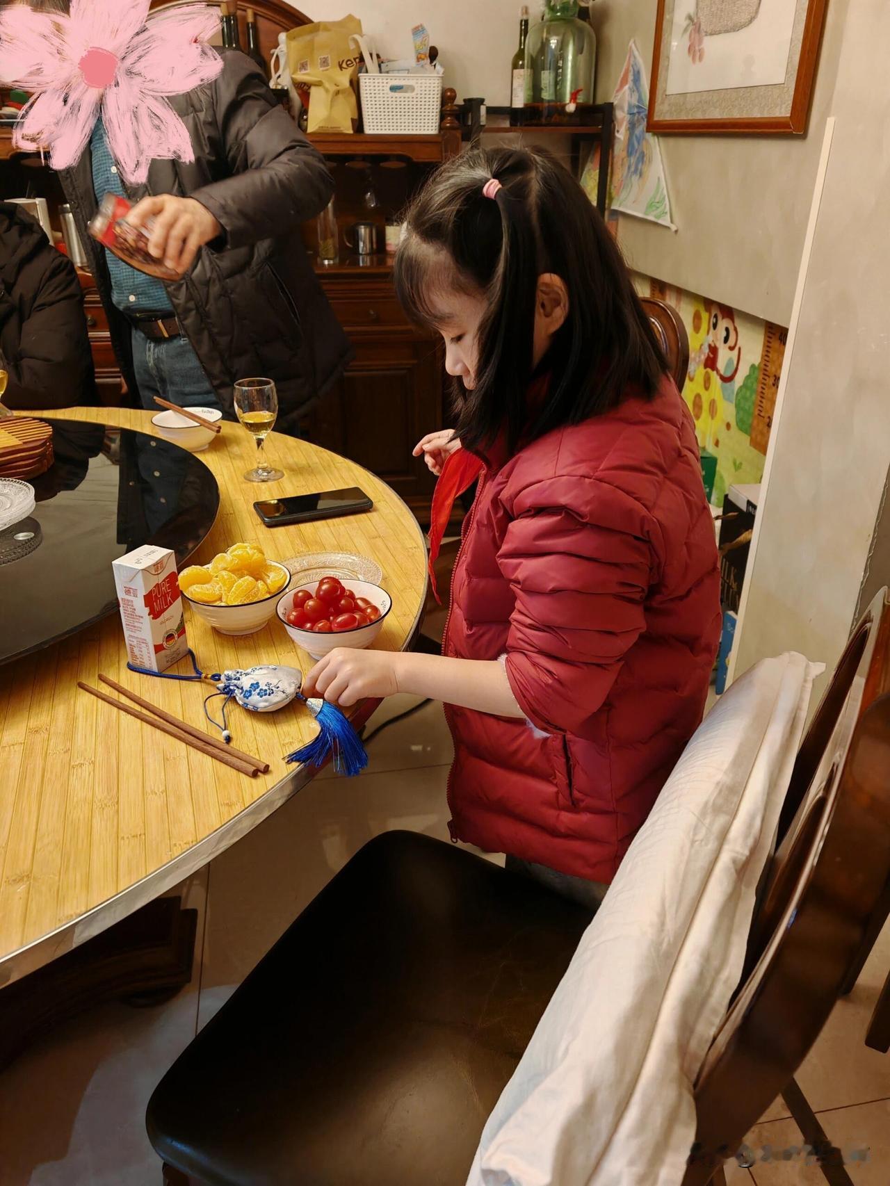 这顿饭没吃上一口就被婆婆赶出来了刚坐上餐桌他们就开始说教了，女儿二年级，当年爷