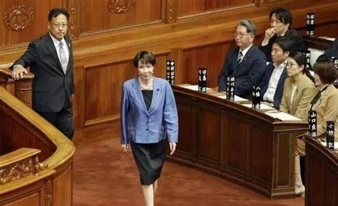 日本驻华使馆降下半旗，日本首相高市早苗也在13日正式发来唁电，悼念我国前总理。这