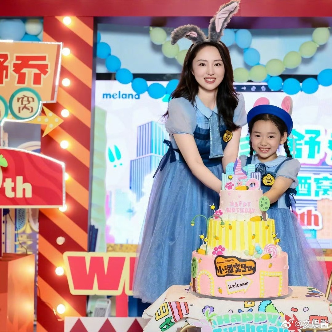董璇发了和女儿的合照董璇发了为女儿庆祝生日的照片，两母女长得也太像了！这氛围看起