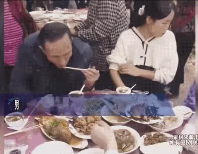 男子参加酒席，正在桌子上吃着，两位大妈走过来就开始打包了。此时此刻，男子一脸茫然