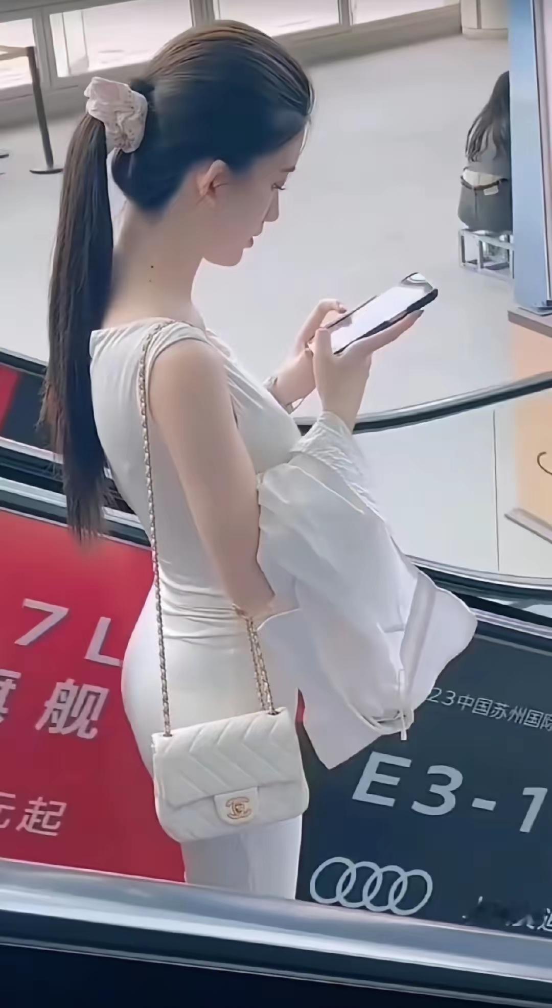 大家说月薪十万能追求到这位漂亮的美女吗。