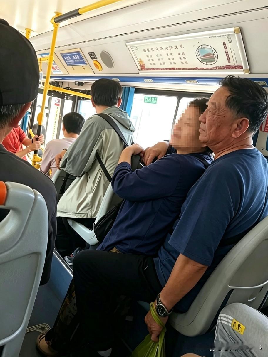 公交车上的这一幕，大伙怎么看？早高峰的公交车里，两位老人举止亲昵。公共场合总得