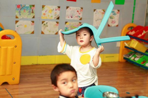 ”孩子在幼儿园打了同学, 妈妈让道歉, 却说: 我爸有钱, 你有吗?