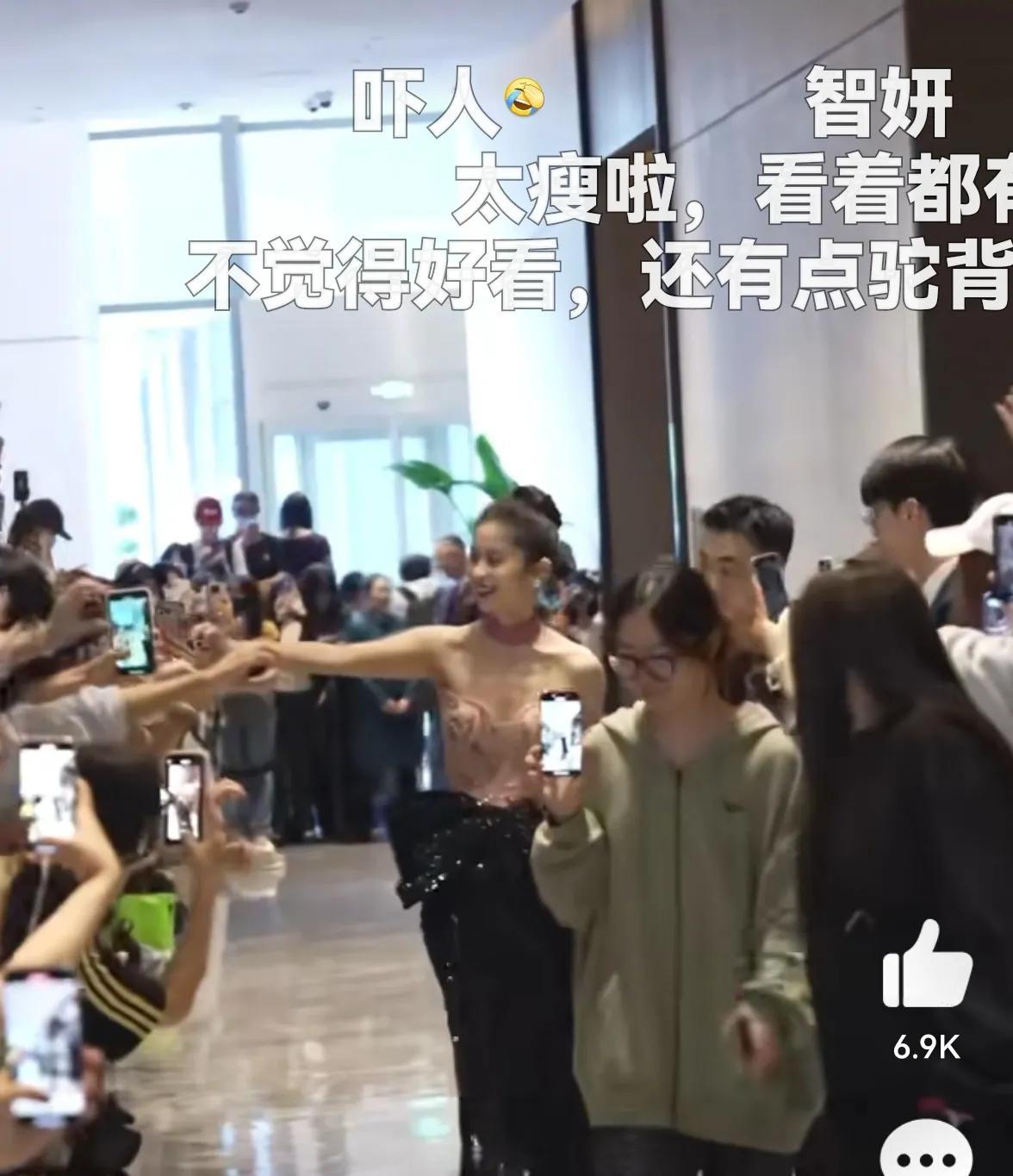 颖儿的肋骨清晰得如同刀刻一般！在23日红毯的生图里，她瘦得皮包骨头，锁骨处仿佛能