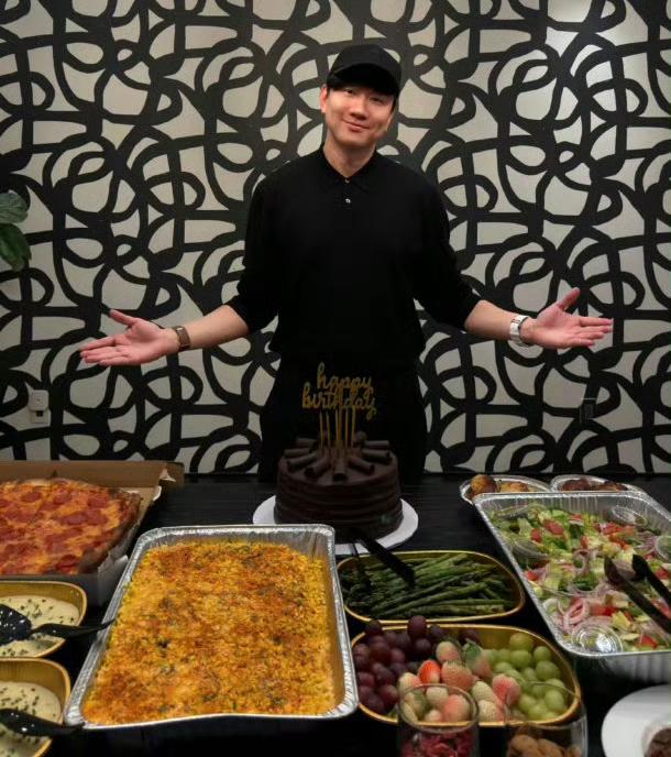 林俊杰45岁生日，冲上热搜！3月27日，林俊杰分享和朋友庆生的现场照片，
