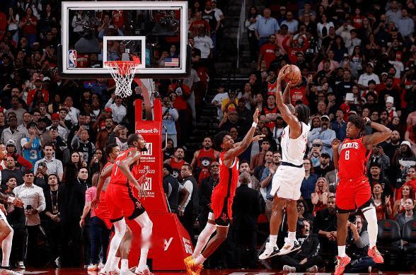 如果把18火箭和现在火箭的阵容合在一起，或许能夺冠中锋：申京、卡佩拉[18年