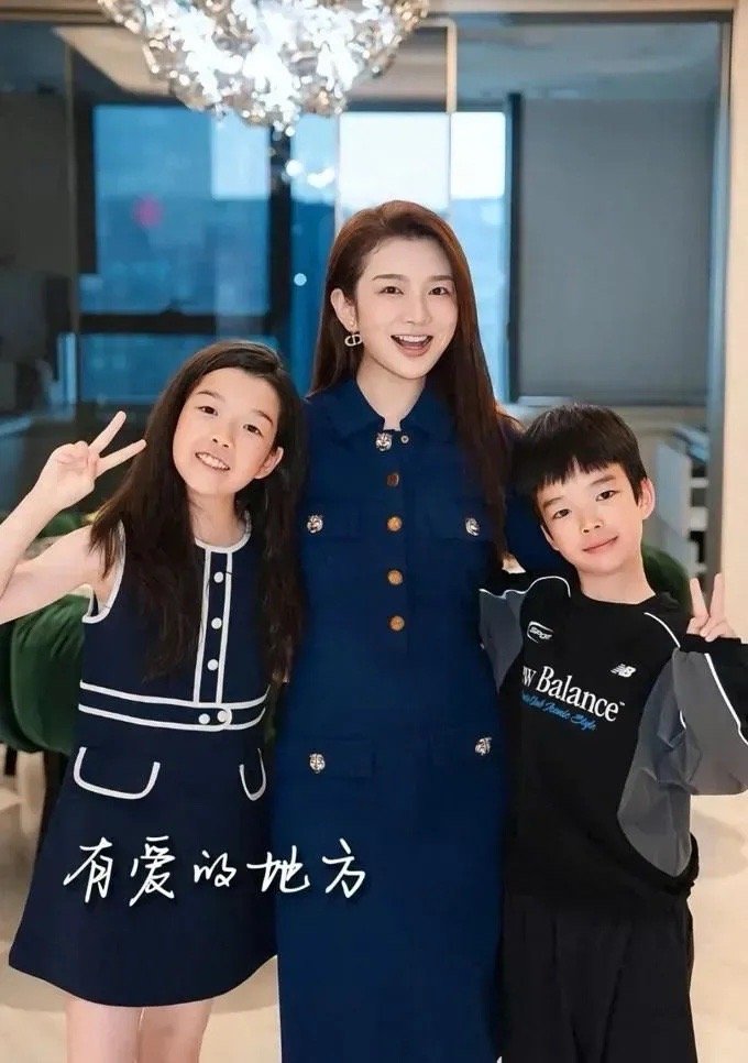 吴雅婷带孩子搬离上海王栎鑫前妻吴雅婷带着姐姐弟弟从上海搬家去杭州了，离婚后她一直