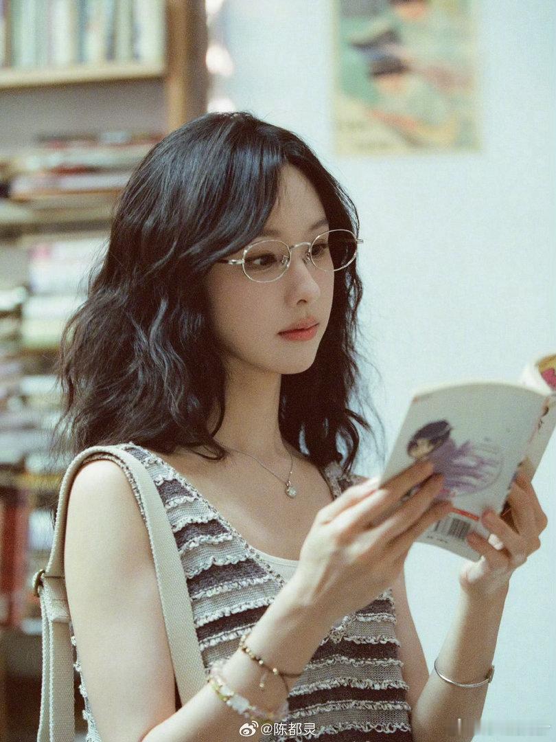 陈都灵古早白月光不刻意雕琢的美感最动人，陈都灵坐在旧书店之中，神态恬淡安静。浑身