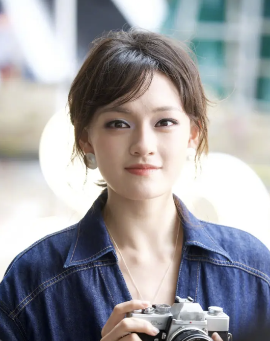 文淇活动美照释出牛仔上衣配蓝色眼影超酷飒