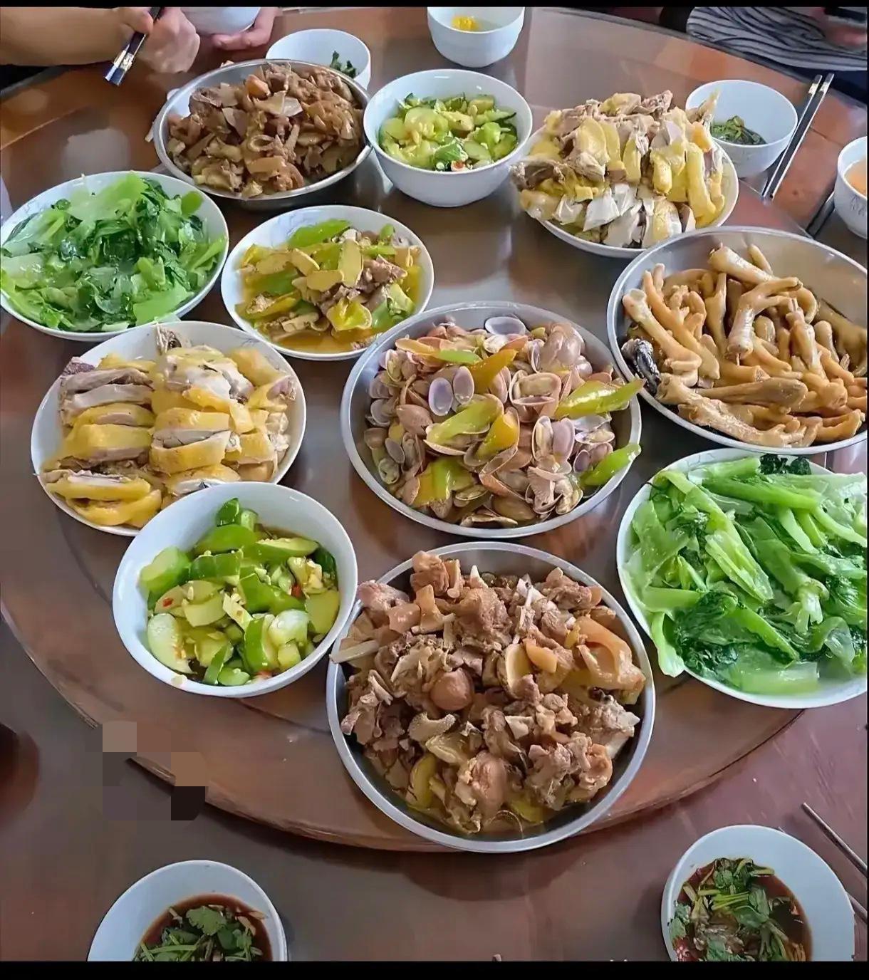 昨天回了趟娘家，临走前给了弟媳200块钱，让她中午买点菜。等开饭时看到桌上摆的这