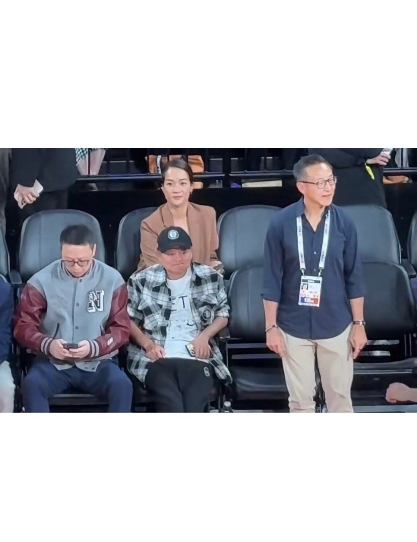 左边吴泳铭是现任CEO，右边蔡崇信是阿里董事会主席，反而是坐中间的马云，不管退休