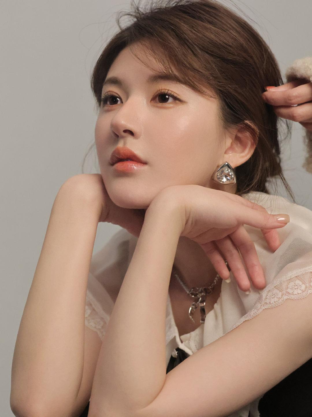 赵露思挺神奇一个人。尽管她现在风评确实不太好，但也架不住她一播剧就是有人看。