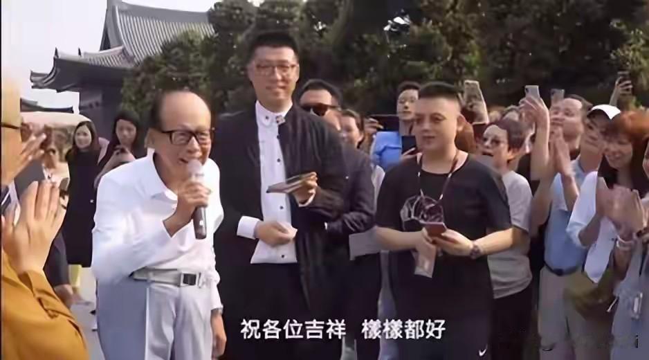李嘉诚说，我大的孩子，李泽钜，我要交给他的时候，他是代替我的位置，是集团主席。第