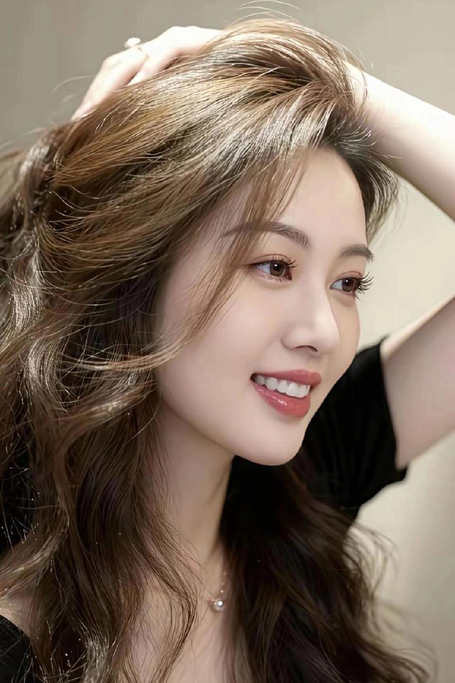 笑靥如花，柔情似水。