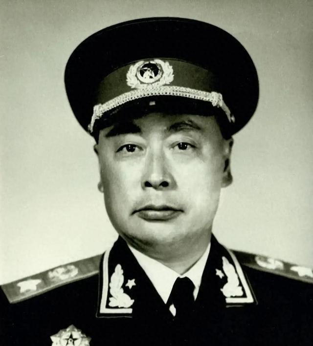 1955年新中国举行授衔仪式后，败退台湾的老蒋也得到了十大元帅名单。他双眉紧蹙，