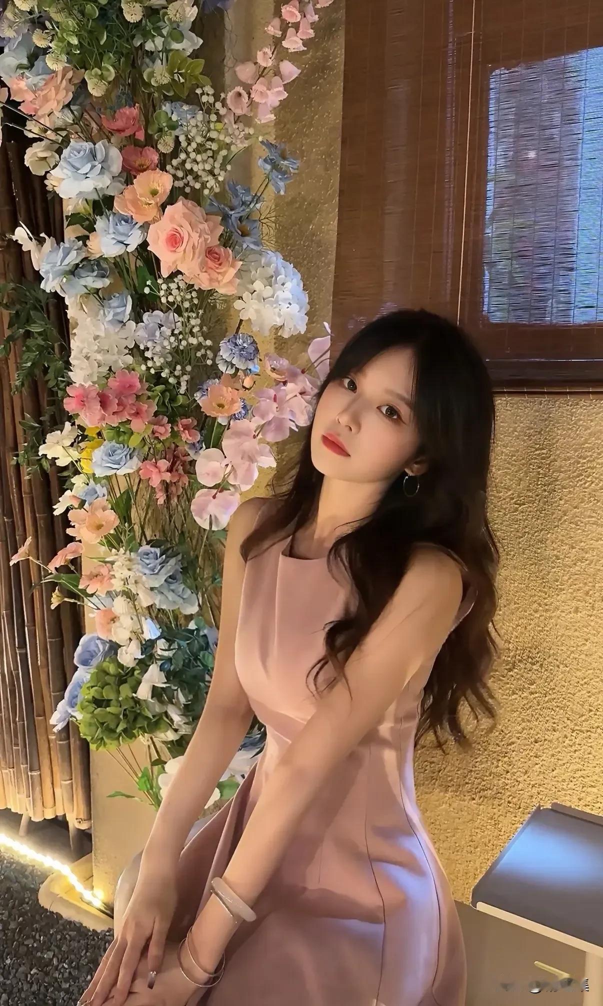 温柔粉裙少女，花海中的梦幻时刻