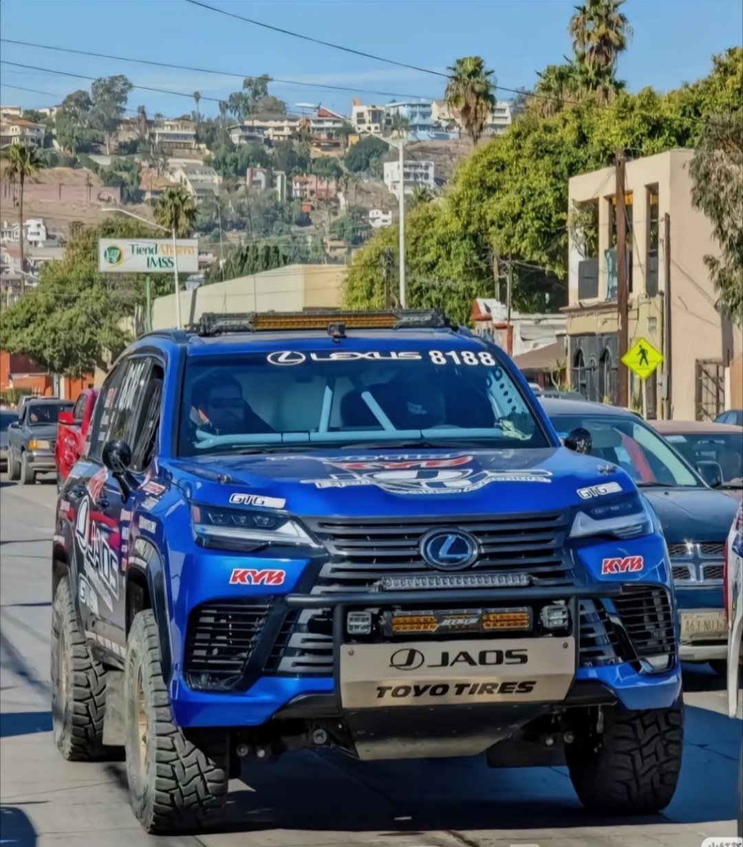 一直觉得雷克萨斯LX600/700系列过于豪华，没有野性，直到看到这台参加达喀尔