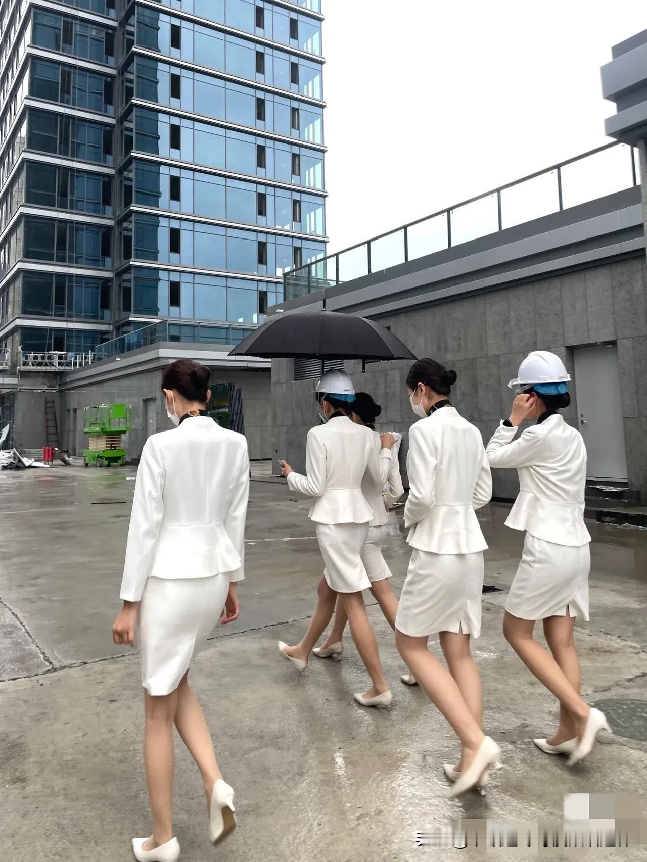 案场小姐的漂亮程度和楼房高端程度是正相关关系。楼房地段越好，价格越贵，案场小姐越