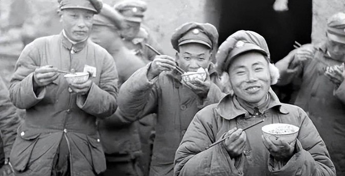 1948年，有一个国民党士兵饿的实在受不了了，跑到了解放军阵地，竟然背回一袋子馒