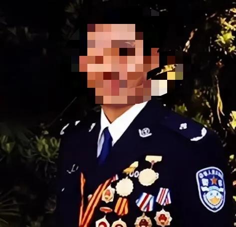 1992年，缉毒警察陈新民参加颁奖仪式时因“露脸”被毒贩子认出。为了报复，大毒枭