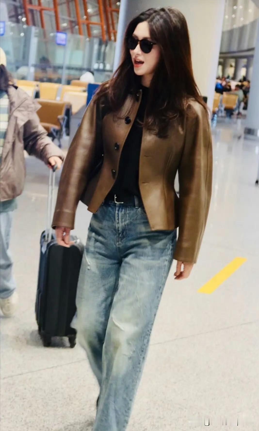 朱珠这身机场look真是绝了！短款皮衣一穿，墨镜一戴，走路带风的气场瞬间拿捏！