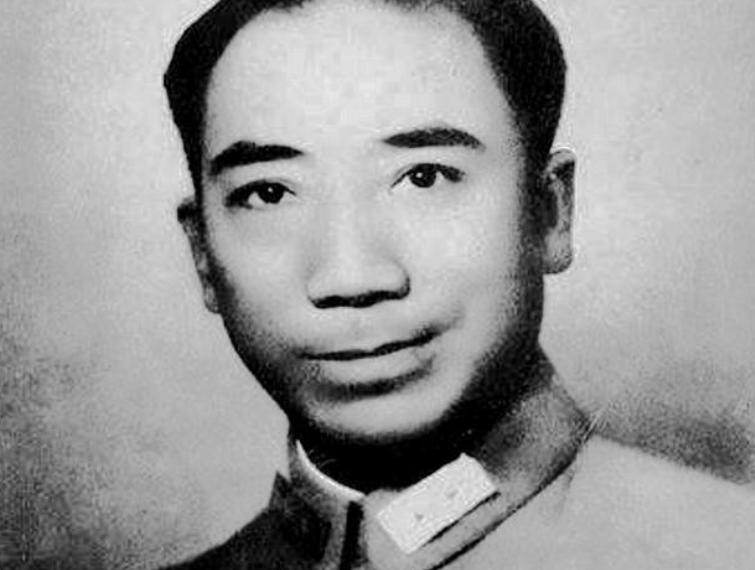 1944年，军统警卫连有一个士兵母亲生病，于是就想请假回家探望。可他给警卫连连长