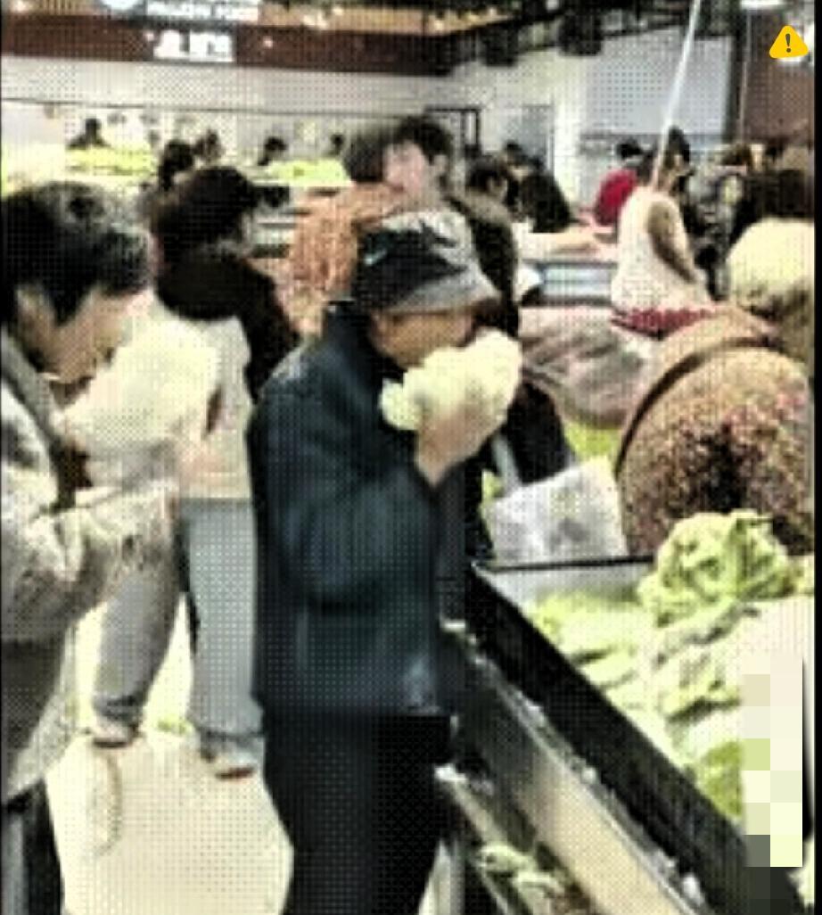 真的开眼了！超市里一些大妈的操作，看完真让人五味杂陈。手里攥着一朵菜花，