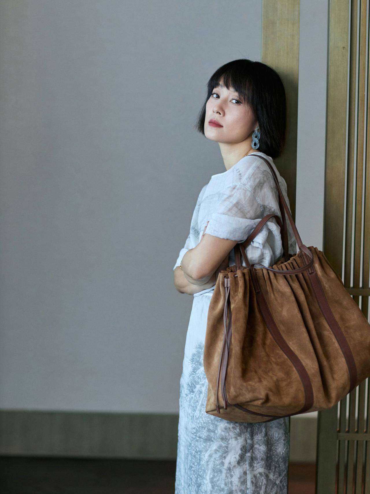 原来高级感可以如此松弛，马伊琍一身水墨晕染般的浅灰长裙，像把江南山水穿在了身上，