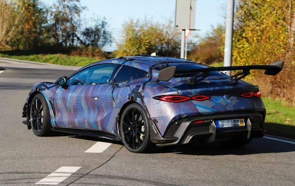 腾势全新跑车腾势Z路试谍照曝光，越加接近于量产状态！这宽体低趴车身搭配大尺寸尾