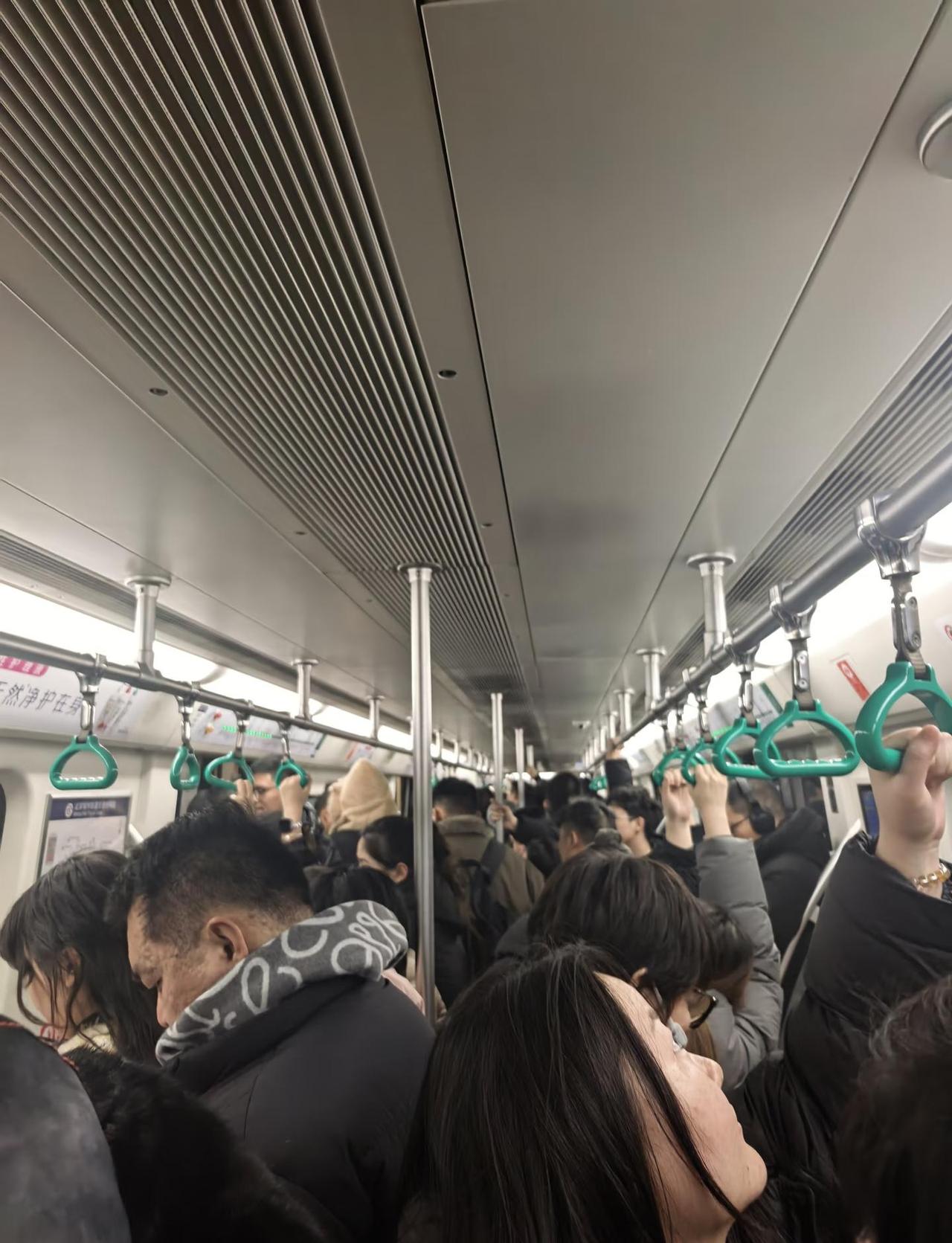 北京地铁人生🚇通勤要这么久？！到底是谁在北京生活第一次挤地铁，被吓到