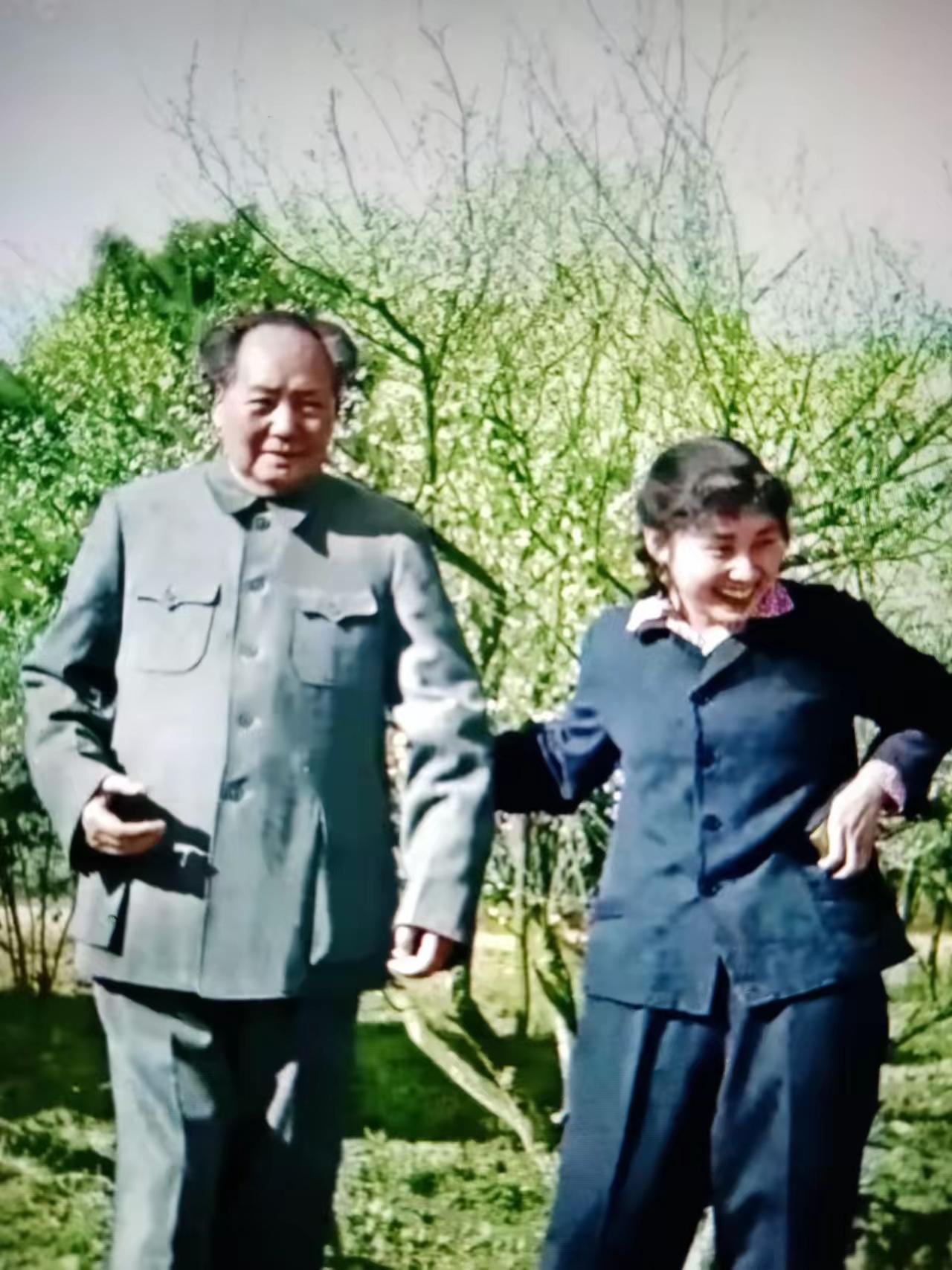 这张珍贵老照片火了！搀扶伟人笑靥如花的女同志，身份藏着动人故事一张尘封的珍