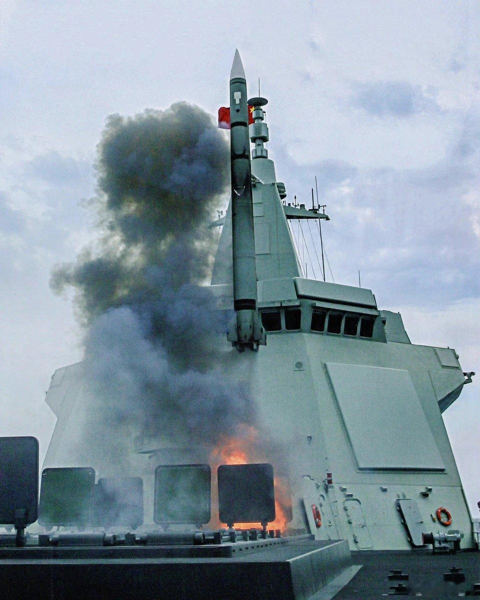 官方展板数据，海红旗9E型远程舰空导弹系统具备打击40公里内的水面舰艇的能力。