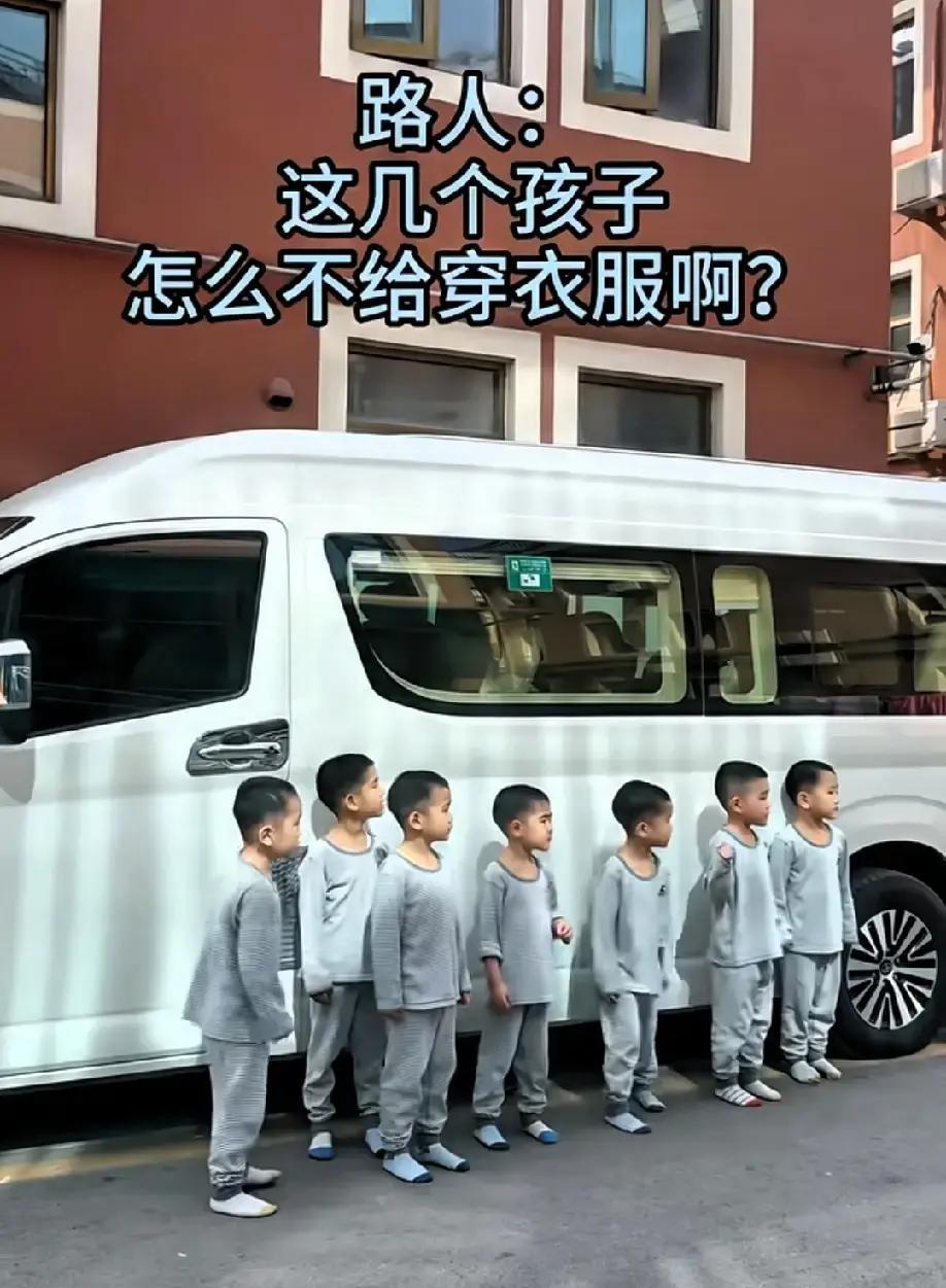 52岁老爸把七个儿子领下楼，挨个向邻居道歉，场面像小型军训。邻居抱着被靠垫砸