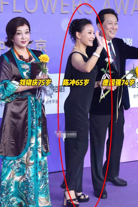 一个人的嘴巴或许会说谎，但她的身体语言可一点都藏不住。 75岁的刘晓庆、74