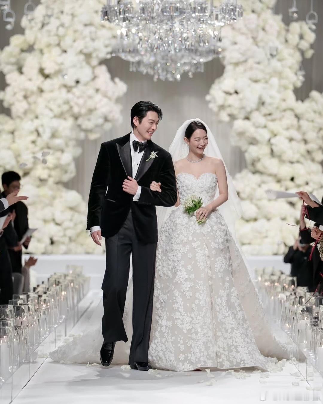 金宇彬申敏儿婚礼金宇彬和申敏儿婚礼备受瞩目，婚礼当天金宇彬的礼服是Ralph