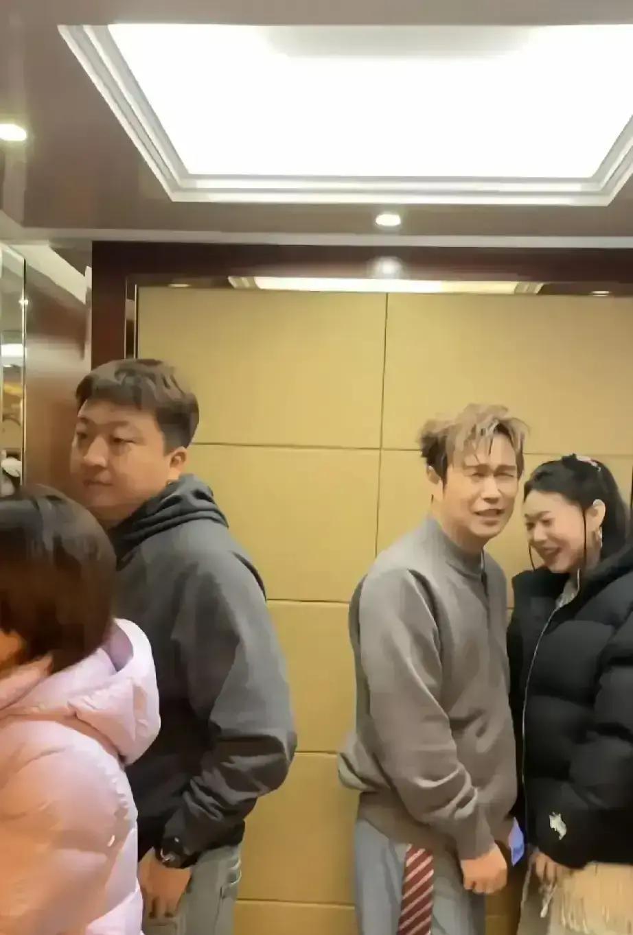 视频里沈佳润报174，网友立马甩出和小沈阳同框照：平底鞋头顶只到爸爸鼻梁，六厘米