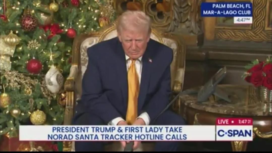 🚨🇺🇸特朗普把圣诞老人变成了一个滑稽的笑话在一个轻松愉快的节日时刻，