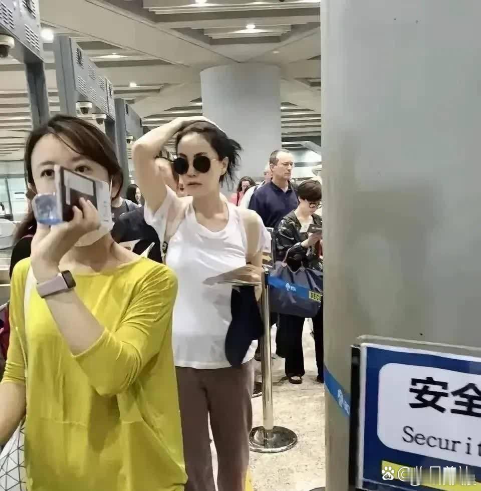 王菲将近六十岁，状态依旧惊艳众人。如今她渐渐淡出娱乐圈，鲜少露面，偶尔献唱，选择