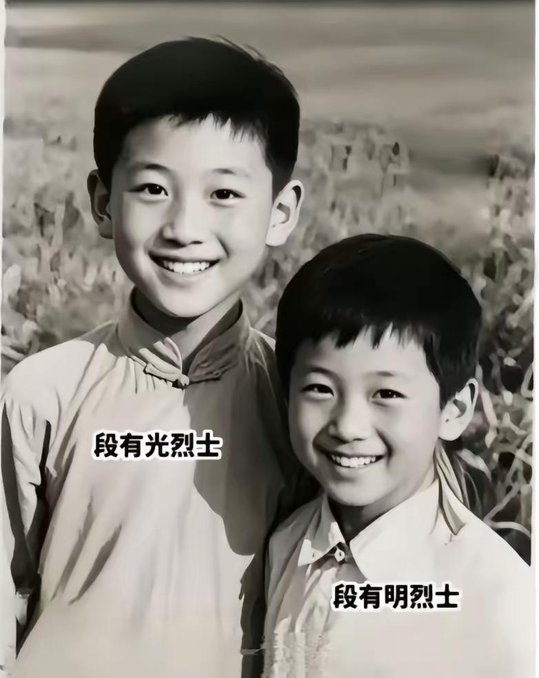 时隔四十年，网上一片骂声：兄弟俩为何不留一个啊！这对亲兄弟笑容有多么的灿烂，这是