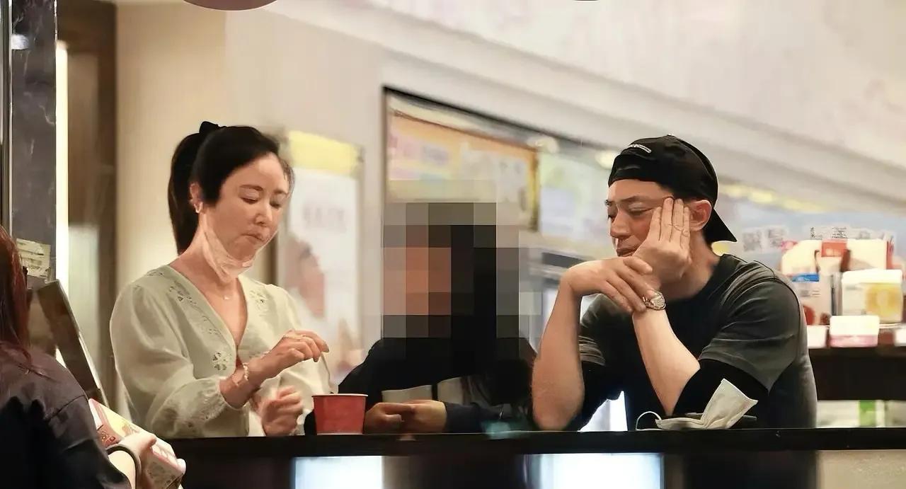 霍建华现在真的好自律呀，自己跟着女儿老婆去吃冰激凌，愣是只看不吃。按理说霍建华娶
