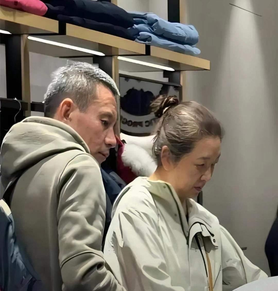 江珊与丈夫逛商场他们两个人都是娱乐圈里大咖，要演技有演技，要颜值有颜值，如今人