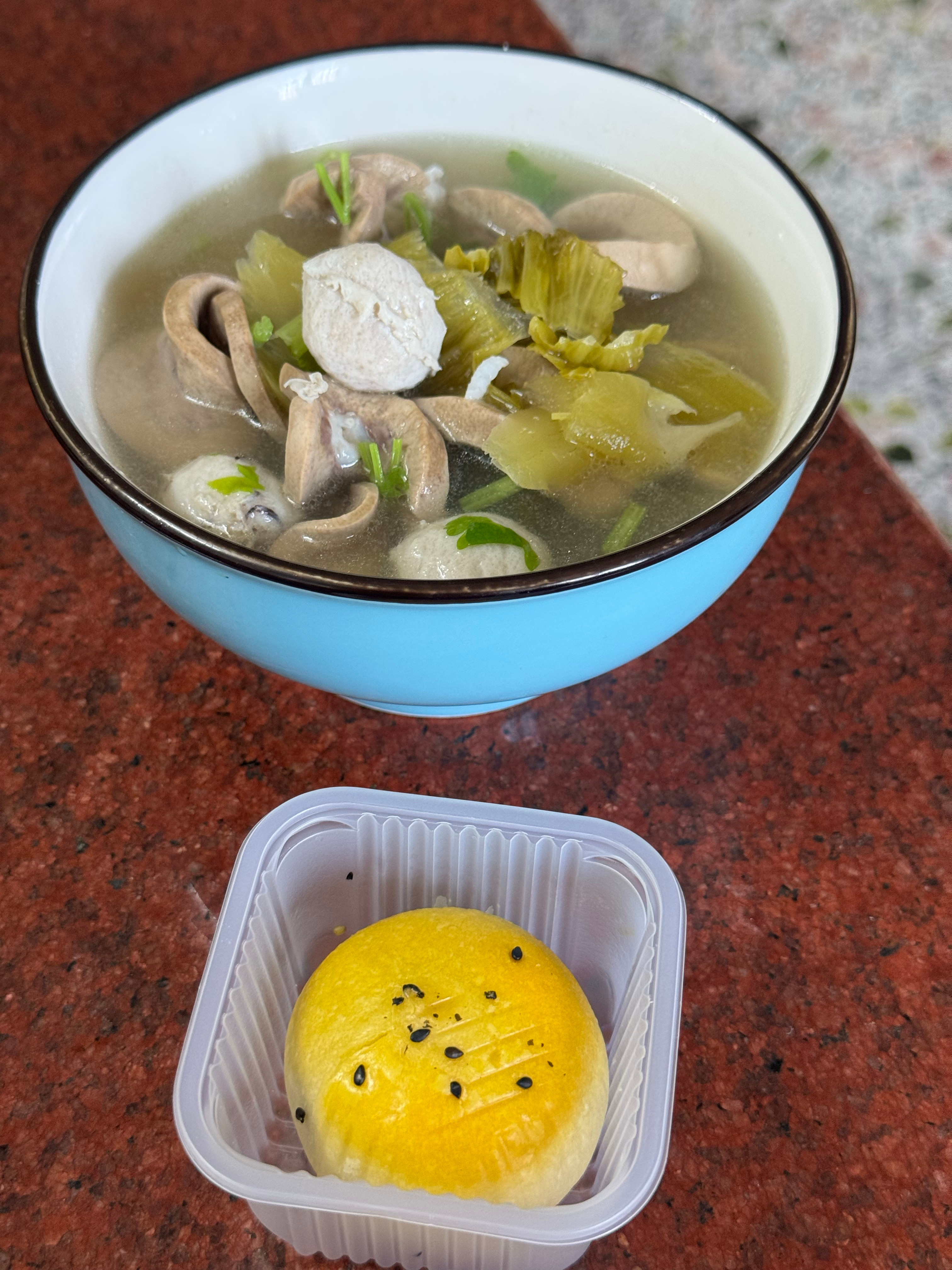 一个蛋黄酥，一碗酸菜汤