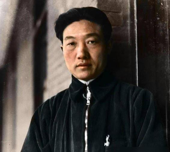 1937年5月，徐悲鸿豪掷10000元现金和自己的7幅经典画作，从一个德国女人手
