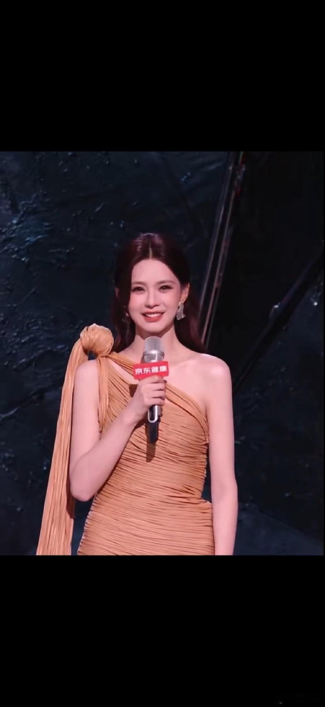 这个款式很显身材，沈梦辰的颜值也够撑得起来那个结很突出啊，很吸晴！沈梦辰肯应该又全身涂白了吧，敬业的