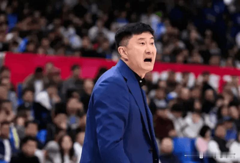 杜锋采访闹乌龙！广东男篮输给了福建男篮后，杜锋在采访的时候痛批自家的球员。这位