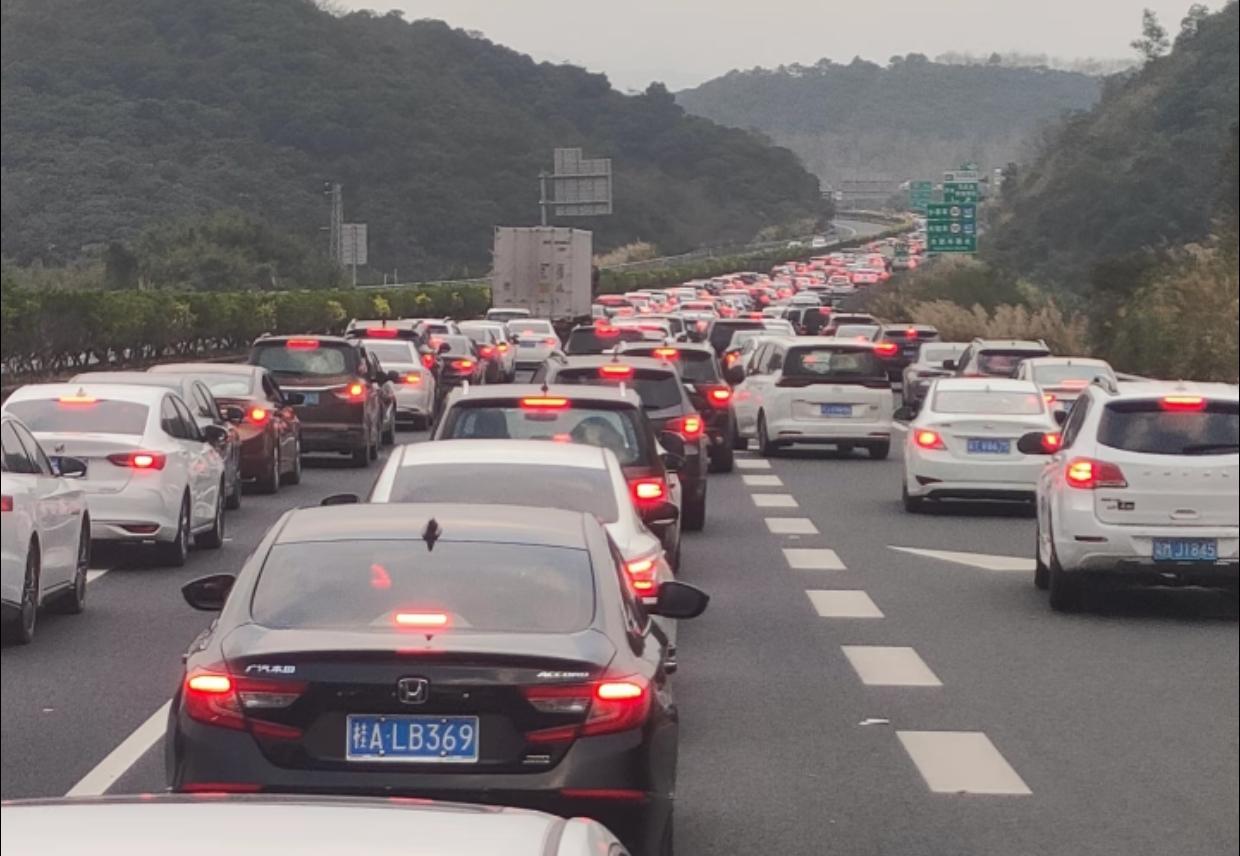 堵车时变速箱谁最稳？修车师傅揭秘真相高速变停车场，CVT变速箱凭丝滑表现成堵