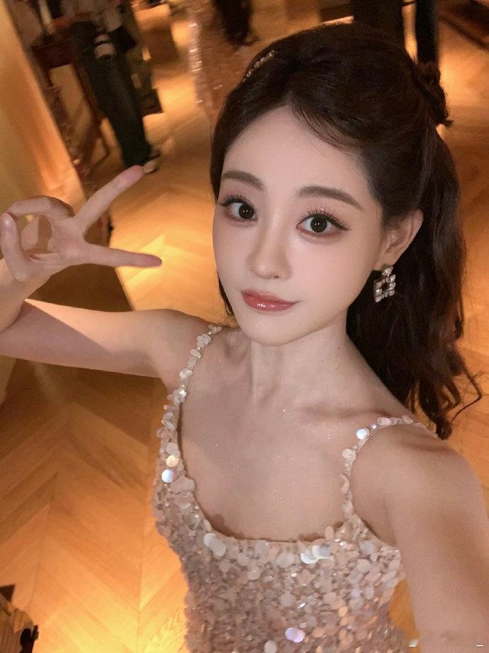 祝绪丹大大方方的满分女祝绪丹真的又甜又大方，公主头超可爱，亮片短裙超亮眼，对粉