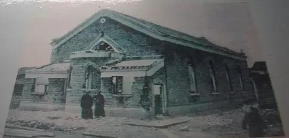 1910年4月11日清晨，长沙挑水工黄贵荪，把挑水一天挣的80文钱，交给妻子叫她