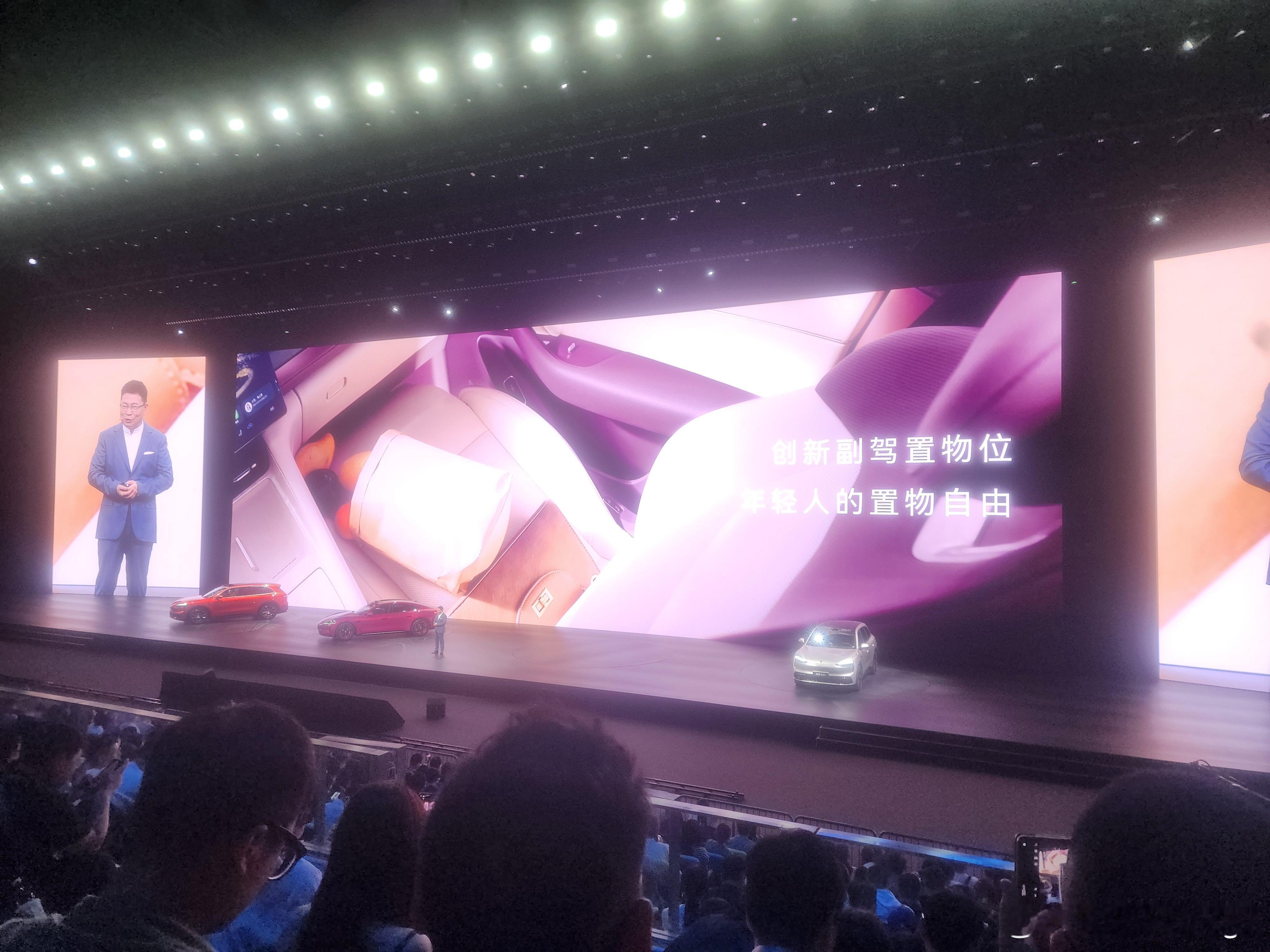 问界M6给弄了一个副驾置物模式？？简单来说就是把腿托直接顶起来，与手套箱干涉，然