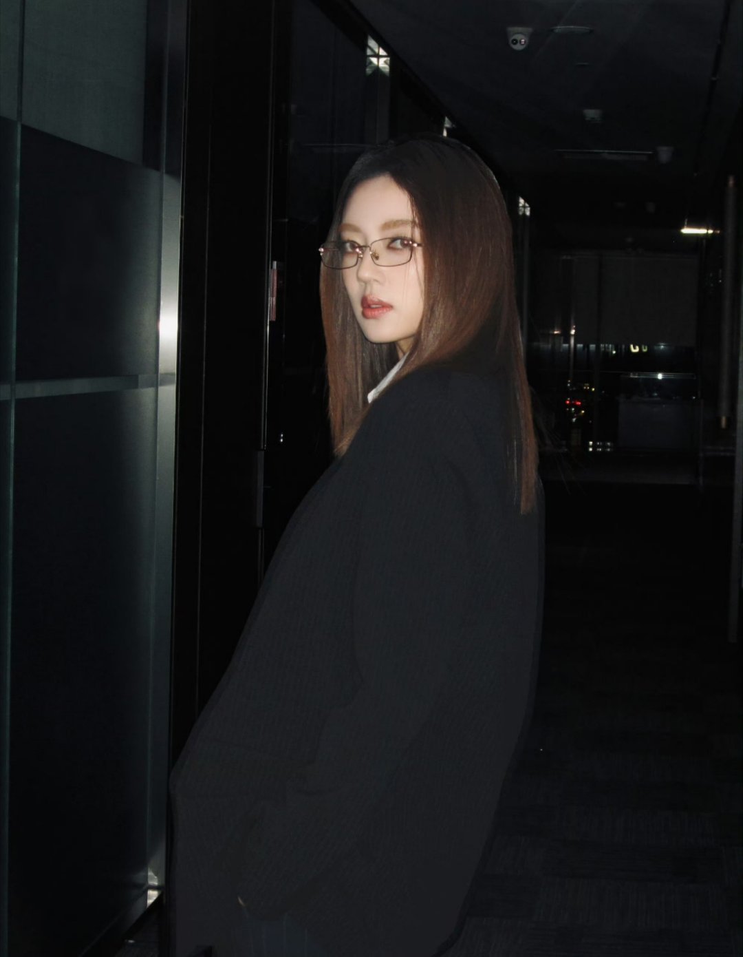 何瑞贤这样霸气的照片配上这可爱的美甲反差萌耶